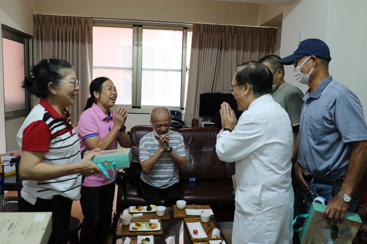 法親夫妻面對無常持續精進 簡院長關懷鼓勵